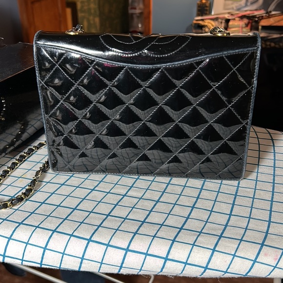 Vintage Chanel Black Quilted Patent leather Round top CC Flap Bag 1215c45 - Picture 7 of 16